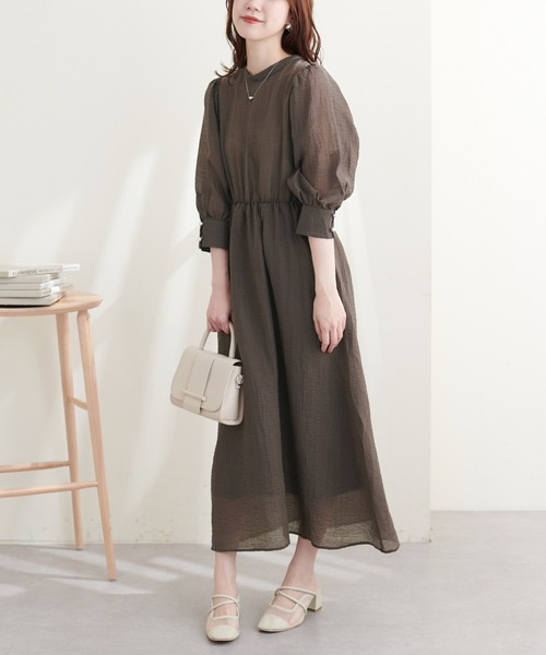 natural couture（ナチュラルクチュール）の「WEB限定カラーあり/シャーリングプリーツワンピース（ワンピース・レディース・ブラウン/ブラック/ライトグレー/その他1/その他2/その他3・FREE）」の4枚目の写真