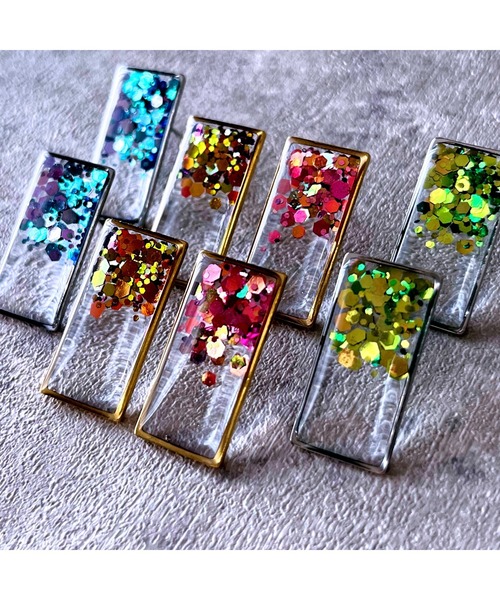 tone（トーン）の「【Willija】金属アレルギー対応《Evil squareⅡ》偏光ホログラムのピアス大(MA)（ピアス（両耳用）・レディース・ピンク/グリーン/オレンジ/ブルー・FREE）」の8枚目の写真