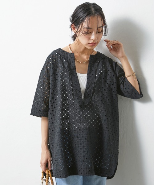 CHIC STYLE(シックスタイル)の「<大きいサイズ>綿100%オールオーバー刺しゅう深Vネックブラウス シックスタイル(シャツ/ブラウス・レディース・ブラック/ベージュ・L/LL/3L/4L/5L)」の2枚目の写真