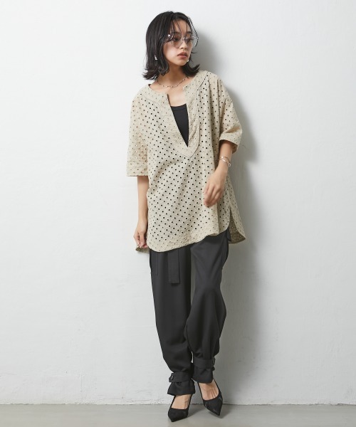 CHIC STYLE(シックスタイル)の「<大きいサイズ>綿100%オールオーバー刺しゅう深Vネックブラウス シックスタイル(シャツ/ブラウス・レディース・ブラック/ベージュ・L/LL/3L/4L/5L)」の13枚目の写真