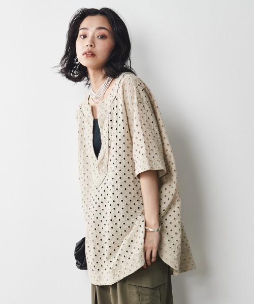 CHIC STYLE(シックスタイル)の「<大きいサイズ>綿100%オールオーバー刺しゅう深Vネックブラウス シックスタイル(シャツ/ブラウス・レディース・ブラック/ベージュ・L/LL/3L/4L/5L)」の10枚目の写真