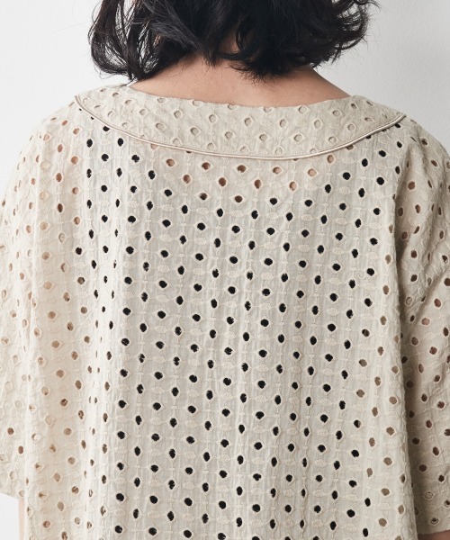 CHIC STYLE(シックスタイル)の「<大きいサイズ>綿100%オールオーバー刺しゅう深Vネックブラウス シックスタイル(シャツ/ブラウス・レディース・ブラック/ベージュ・L/LL/3L/4L/5L)」の12枚目の写真