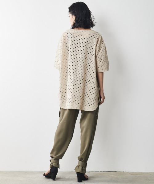 CHIC STYLE(シックスタイル)の「<大きいサイズ>綿100%オールオーバー刺しゅう深Vネックブラウス シックスタイル(シャツ/ブラウス・レディース・ブラック/ベージュ・L/LL/3L/4L/5L)」の6枚目の写真