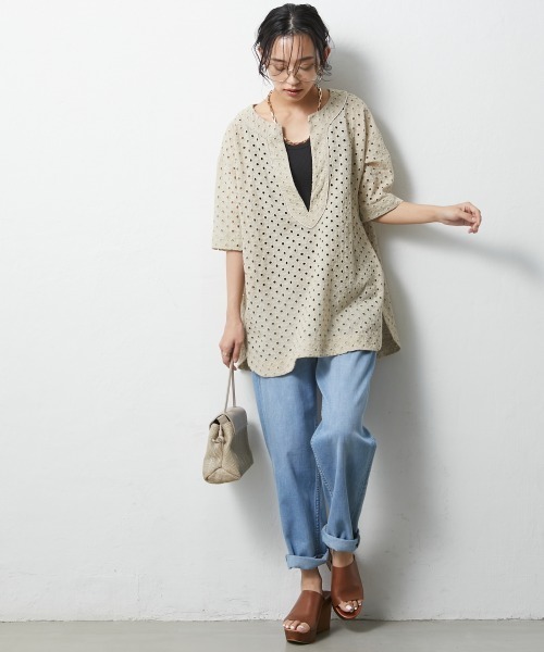 CHIC STYLE(シックスタイル)の「<大きいサイズ>綿100%オールオーバー刺しゅう深Vネックブラウス シックスタイル(シャツ/ブラウス・レディース・ブラック/ベージュ・L/LL/3L/4L/5L)」の17枚目の写真