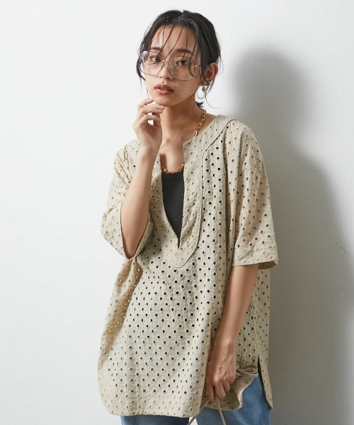 CHIC STYLE(シックスタイル)の「<大きいサイズ>綿100%オールオーバー刺しゅう深Vネックブラウス シックスタイル(シャツ/ブラウス・レディース・ブラック/ベージュ・L/LL/3L/4L/5L)」の22枚目の写真