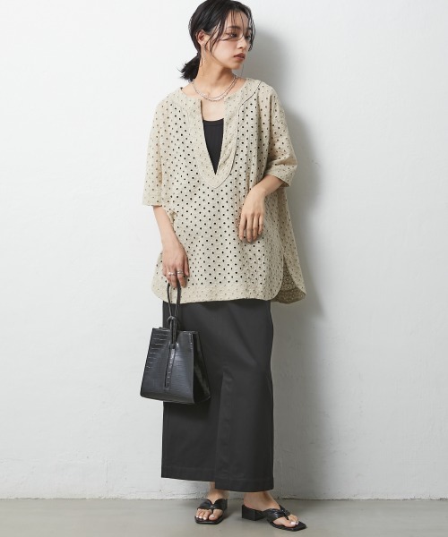 CHIC STYLE(シックスタイル)の「<大きいサイズ>綿100%オールオーバー刺しゅう深Vネックブラウス シックスタイル(シャツ/ブラウス・レディース・ブラック/ベージュ・L/LL/3L/4L/5L)」の20枚目の写真