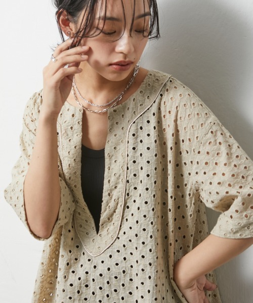 CHIC STYLE(シックスタイル)の「<大きいサイズ>綿100%オールオーバー刺しゅう深Vネックブラウス シックスタイル(シャツ/ブラウス・レディース・ブラック/ベージュ・L/LL/3L/4L/5L)」の3枚目の写真