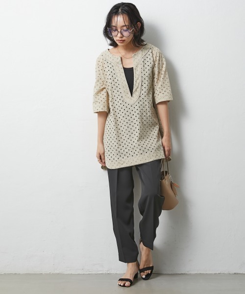 CHIC STYLE(シックスタイル)の「<大きいサイズ>綿100%オールオーバー刺しゅう深Vネックブラウス シックスタイル(シャツ/ブラウス・レディース・ブラック/ベージュ・L/LL/3L/4L/5L)」の7枚目の写真