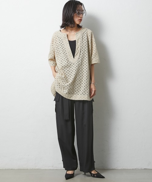 CHIC STYLE(シックスタイル)の「<大きいサイズ>綿100%オールオーバー刺しゅう深Vネックブラウス シックスタイル(シャツ/ブラウス・レディース・ブラック/ベージュ・L/LL/3L/4L/5L)」の14枚目の写真