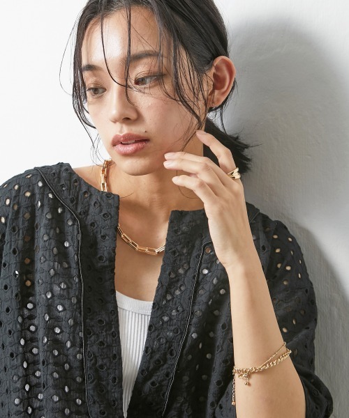 CHIC STYLE(シックスタイル)の「<大きいサイズ>綿100%オールオーバー刺しゅう深Vネックブラウス シックスタイル(シャツ/ブラウス・レディース・ブラック/ベージュ・L/LL/3L/4L/5L)」の5枚目の写真