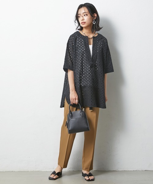 CHIC STYLE(シックスタイル)の「<大きいサイズ>綿100%オールオーバー刺しゅう深Vネックブラウス シックスタイル(シャツ/ブラウス・レディース・ブラック/ベージュ・L/LL/3L/4L/5L)」の21枚目の写真