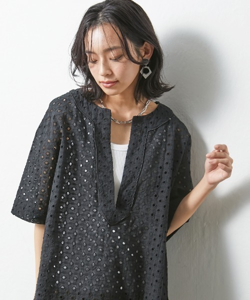CHIC STYLE(シックスタイル)の「<大きいサイズ>綿100%オールオーバー刺しゅう深Vネックブラウス シックスタイル(シャツ/ブラウス・レディース・ブラック/ベージュ・L/LL/3L/4L/5L)」の9枚目の写真