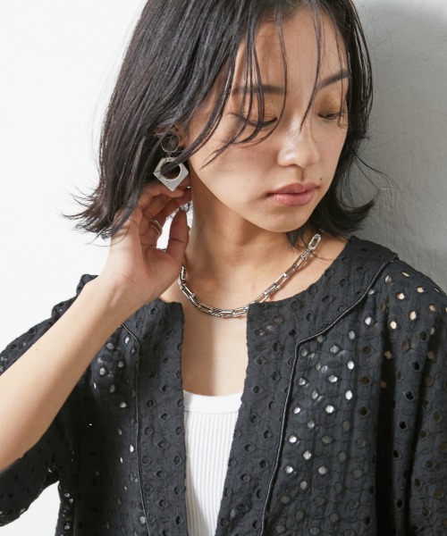 CHIC STYLE(シックスタイル)の「<大きいサイズ>綿100%オールオーバー刺しゅう深Vネックブラウス シックスタイル(シャツ/ブラウス・レディース・ブラック/ベージュ・L/LL/3L/4L/5L)」の16枚目の写真