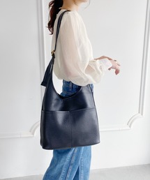 フェイクレザー アウトポケット付き 万能 ショルダーバック【同素材ポーチ付き】