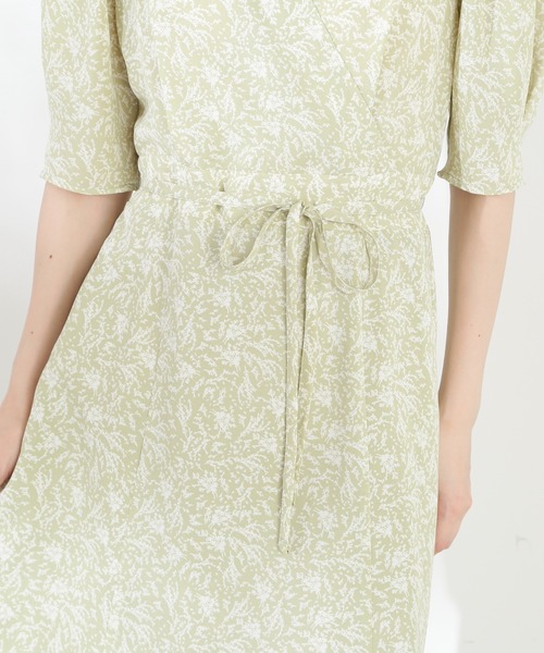 N.(N. Natural Beauty Basic)(エヌエヌナチュラルビューティーベーシック)の「◆フラワープリントカシュクールワンピース(ワンピース・レディース・オフホワイト/ブラック/ライトグリーン・MEDIUM)」の6枚目の写真