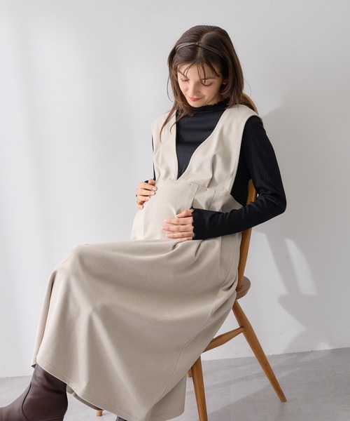 Rosemadame(ローズマダム)の「【セットアイテム】Vネックワンピース×メロウフリルプチハイネックカットソー ジャンパースカートドレス アンサンブル(マタニティ/授乳服)授乳口付き 授乳楽々 妊婦服 産前・産後対応(マタニティウェア/グッズ・レディース・ベージュ/チャコールグレー/ブラック・M/L)」の8枚目の写真