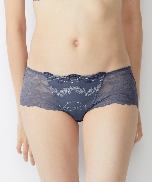 AMOSTYLE BY Triumph（アモスタイルバイトリンプ）の「ボーイズレングス フォレストフェアリー AMST1454 PT JX（ショーツ・レディース・イエロー/パープル/ブルー・L/M）」の2枚目の写真