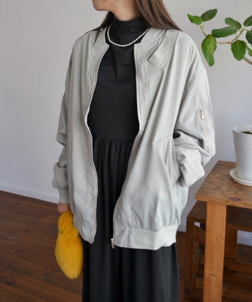 Mela(メラ)の「OVERSIZED MA-1(MA-1・レディース・シルバーグレー/ブラック/カーキ・XL/L/M)」の2枚目の写真