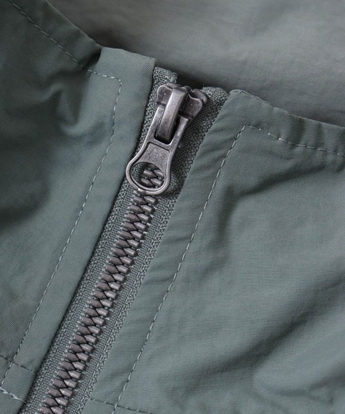 SUGGESTION(サジェッション)の「Nylon training blouson / ナイロントレーニングブルゾン unisex(ナイロンジャケット・メンズ・ライトカーキ/チャコール・L/M)」の18枚目の写真