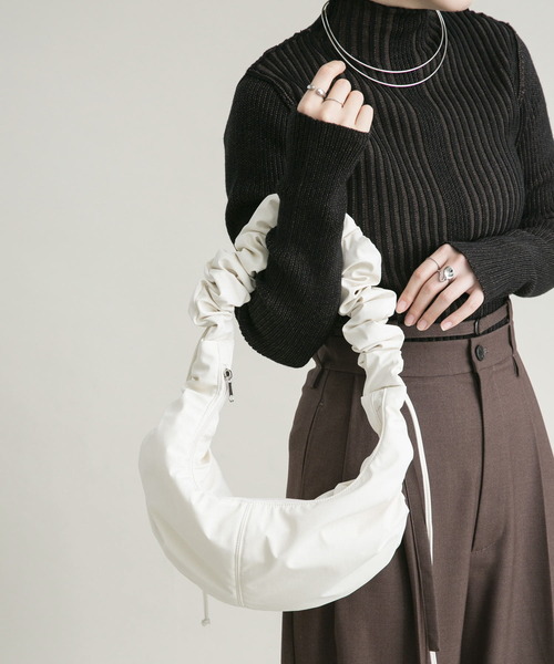 KBF（ケイビーエフ）の「ギャザードロストナイロンBAG（ショルダーバッグ・レディース・アイボリー/ブラック・ONE）」の2枚目の写真