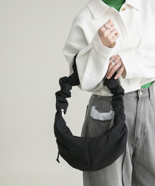 KBF（ケイビーエフ）の「ギャザードロストナイロンBAG（ショルダーバッグ・レディース・アイボリー/ブラック・ONE）」の3枚目の写真