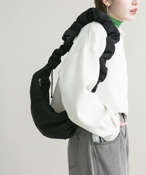 KBF（ケイビーエフ）の「ギャザードロストナイロンBAG（ショルダーバッグ・レディース・アイボリー/ブラック・ONE）」の4枚目の写真