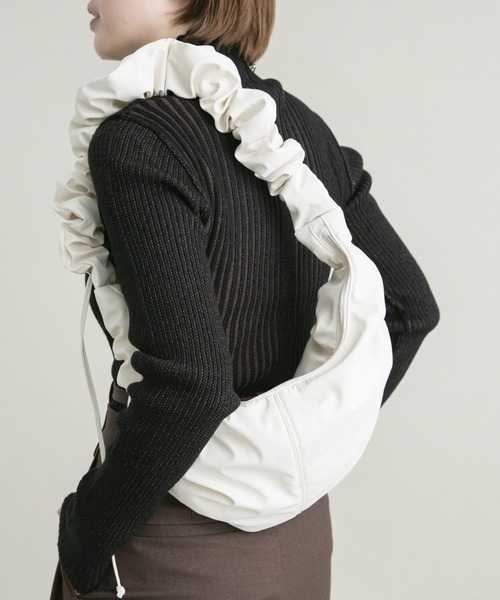 KBF（ケイビーエフ）の「ギャザードロストナイロンBAG（ショルダーバッグ・レディース・アイボリー/ブラック・ONE）」の7枚目の写真