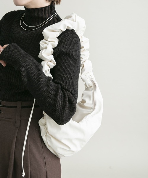 KBF（ケイビーエフ）の「ギャザードロストナイロンBAG（ショルダーバッグ・レディース・アイボリー/ブラック・ONE）」の8枚目の写真