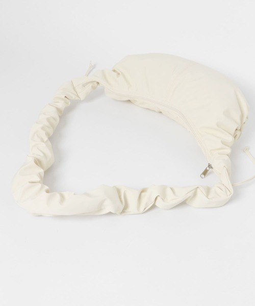 KBF（ケイビーエフ）の「ギャザードロストナイロンBAG（ショルダーバッグ・レディース・アイボリー/ブラック・ONE）」の15枚目の写真