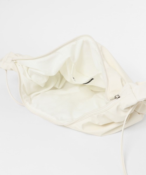 KBF（ケイビーエフ）の「ギャザードロストナイロンBAG（ショルダーバッグ・レディース・アイボリー/ブラック・ONE）」の16枚目の写真