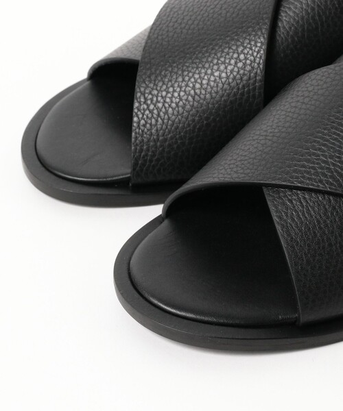 BEAMS F(ビームスエフ)の「L/UCCA × BEAMS F / 別注 グレインレザー クロスサンダル(サンダル・メンズ・ブラック・44/40/39/41/43/42)」の2枚目の写真