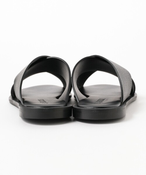 BEAMS F(ビームスエフ)の「L/UCCA × BEAMS F / 別注 グレインレザー クロスサンダル(サンダル・メンズ・ブラック・44/40/39/41/43/42)」の6枚目の写真