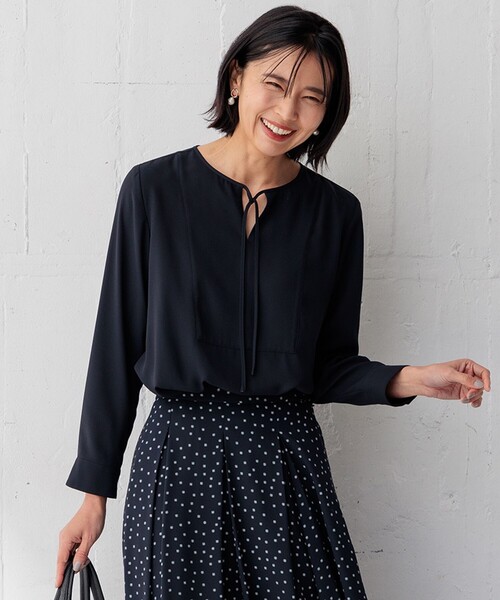 23区(ニジュウサンク)の「【洗える】バックサテンアムンゼン ブザムディテール ブラウス(シャツ/ブラウス・レディース・ネイビー系/スモーキーグリーン系/ホワイト系・40/38)」の1枚目の写真