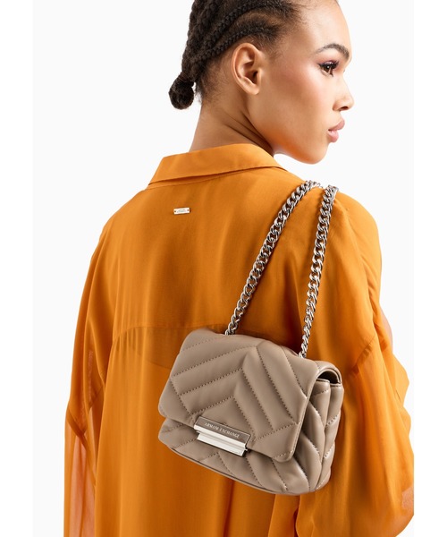 ARMANI EXCHANGE(アルマーニエクスチェンジ)の「【A|X アルマーニ エクスチェンジ】キルティング チェーンミニショルダーバッグ(ショルダーバッグ・レディース・ブラック/ダークベージュ・FREE)」の4枚目の写真