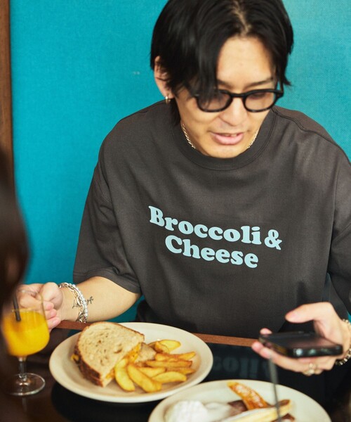 FREAK'S STORE（フリークスストア）の「限定展開 Relax Fit リラックスフィット フロントプリント クルーネック Tシャツ/Diner Menu Assortment（Tシャツ/カットソー・メンズ・アッシュグレー/ネイビー/ブラック系4/ブラック系5/ブラック系2/ブラック系3/ホワイト系9/ブラック系1/ホワイト系7/ホワイト系8/ホワイト系5/ホワイト系6/ホワイト系3/ホワイト系4/ホワイト系1/ホワイト系2/イエロー/ピンク系その他/サックスブルー/ピンク・SMALL/MEDIUM/LARGE）」の14枚目の写真
