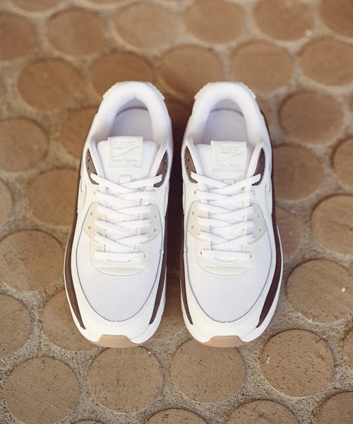 NIKE(ナイキ)の「W AIR MAX 90 LV8 FD4328-102(スニーカー・レディース・ホワイト・22.5cm/23.0cm/23.5cm/24.0cm/24.5cm/25.0cm/25.5cm/26.0cm)」の3枚目の写真