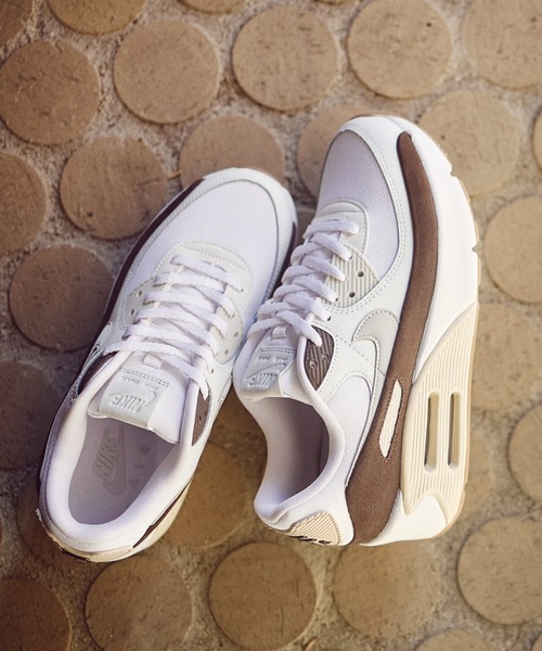 NIKE(ナイキ)の「W AIR MAX 90 LV8 FD4328-102(スニーカー・レディース・ホワイト・22.5cm/23.0cm/23.5cm/24.0cm/24.5cm/25.0cm/25.5cm/26.0cm)」の2枚目の写真