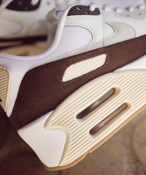 NIKE(ナイキ)の「W AIR MAX 90 LV8 FD4328-102(スニーカー・レディース・ホワイト・22.5cm/23.0cm/23.5cm/24.0cm/24.5cm/25.0cm/25.5cm/26.0cm)」の4枚目の写真