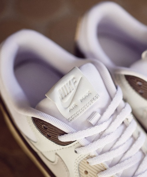 NIKE(ナイキ)の「W AIR MAX 90 LV8 FD4328-102(スニーカー・レディース・ホワイト・22.5cm/23.0cm/23.5cm/24.0cm/24.5cm/25.0cm/25.5cm/26.0cm)」の5枚目の写真