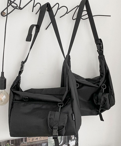 極美品✨ヒューゴボス ショルダーバッグ メッセンジャーバッグ 大容量 A4収納 セール】【A4収納可・軽量】撥水 ミニポーチ付シンプル