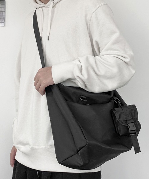 極美品✨ヒューゴボス ショルダーバッグ メッセンジャーバッグ 大容量 A4収納 セール】男女兼用 A4収納可 大容量ナイロンワンショルダーバッグ