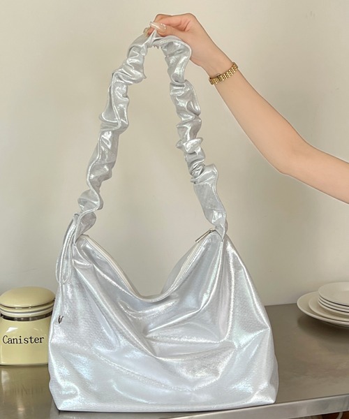 DIAVEL（ディアベル）の「2WAYギャザーバッグ（ショルダーバッグ・レディース・ブラック/シルバー/ホワイト・F）」の4枚目の写真