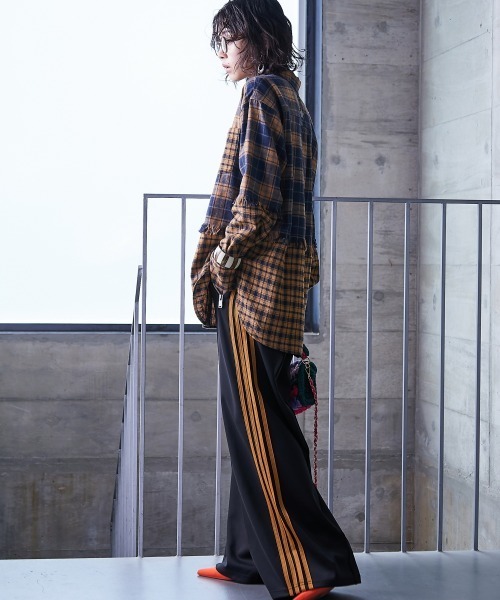 GEVS.(ジェイヴィス)の「 サイドライントラックパンツ <大きいサイズ有>GEVS.(その他パンツ・レディース・ブラック/グレー・M/L/LL/3L/4L/5L)」の2枚目の写真