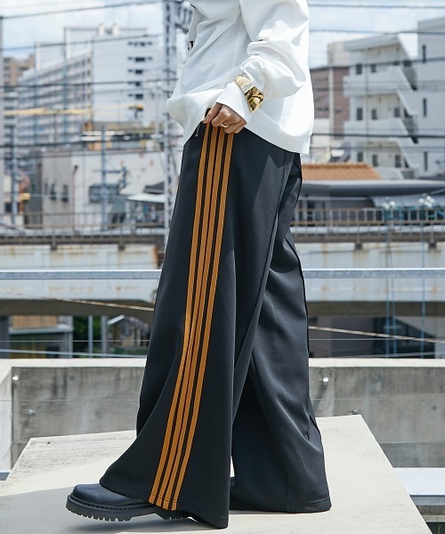 GEVS.(ジェイヴィス)の「 サイドライントラックパンツ <大きいサイズ有>GEVS.(その他パンツ・レディース・ブラック/グレー・M/L/LL/3L/4L/5L)」の4枚目の写真