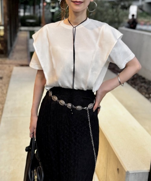 Re:EDIT（リエディ）の「[夏の体型カバーに◎][接触冷感][UVカット][紫外線対策][二の腕カバー]天竺ラッフルショルダーＴシャツ（Tシャツ/カットソー・レディース・ホワイト/チャコールグレー/ブラック・MEDIUM/LARGE）」の5枚目の写真