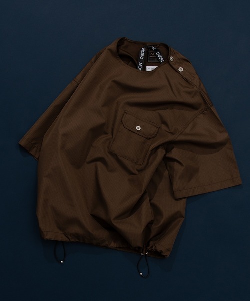 TAION(タイオン)の「【TAION(タイオン)】〈ユニセックス〉ノンダウン ミリタリー ハーフスリーブカットソー(Tシャツ/カットソー・メンズ・ブラック/オフホワイト/ライトブラウン/オリーブ/クリーム/グリーン系その他7/ダークオリーブ/ダークネイビー/チャコールグレー/ダークグリーン系/その他3/ダークグリーン・XL/L/XS/M/S)」の4枚目の写真