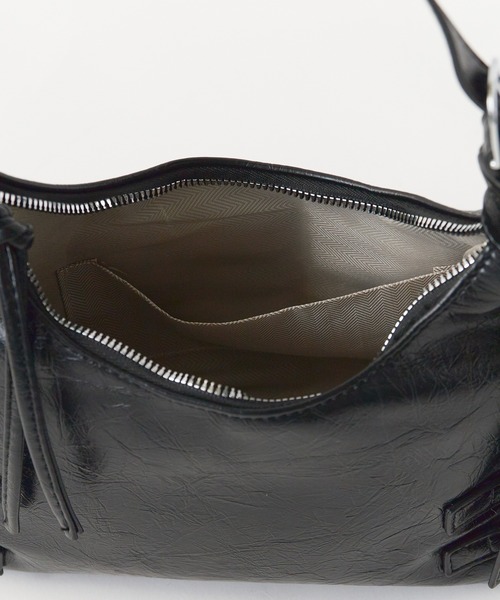 Chick(チック)の「Belted Shoulder Bag / ベルトデザインショルダーバッグ(ショルダーバッグ・レディース・ブラック/アイボリー/レッド/シルバー・FREE)」の6枚目の写真