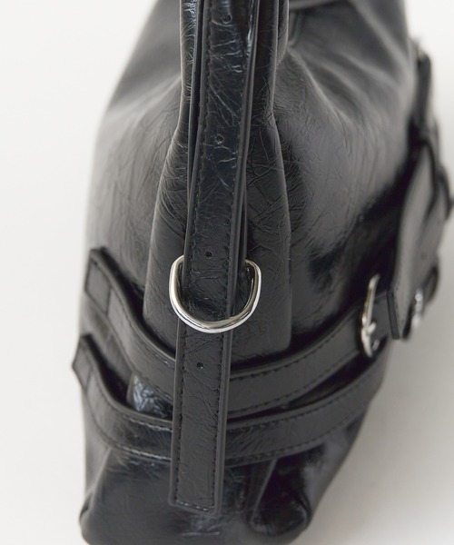 Chick(チック)の「Belted Shoulder Bag / ベルトデザインショルダーバッグ(ショルダーバッグ・レディース・ブラック/アイボリー/レッド/シルバー・FREE)」の5枚目の写真