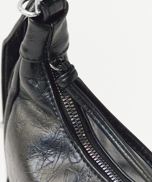 Chick(チック)の「Belted Shoulder Bag / ベルトデザインショルダーバッグ(ショルダーバッグ・レディース・ブラック/アイボリー/レッド/シルバー・FREE)」の11枚目の写真