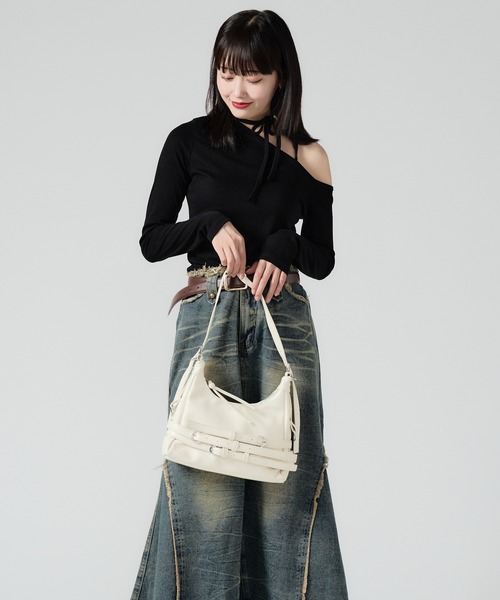 Chick(チック)の「Belted Shoulder Bag / ベルトデザインショルダーバッグ(ショルダーバッグ・レディース・ブラック/アイボリー/レッド/シルバー・FREE)」の17枚目の写真